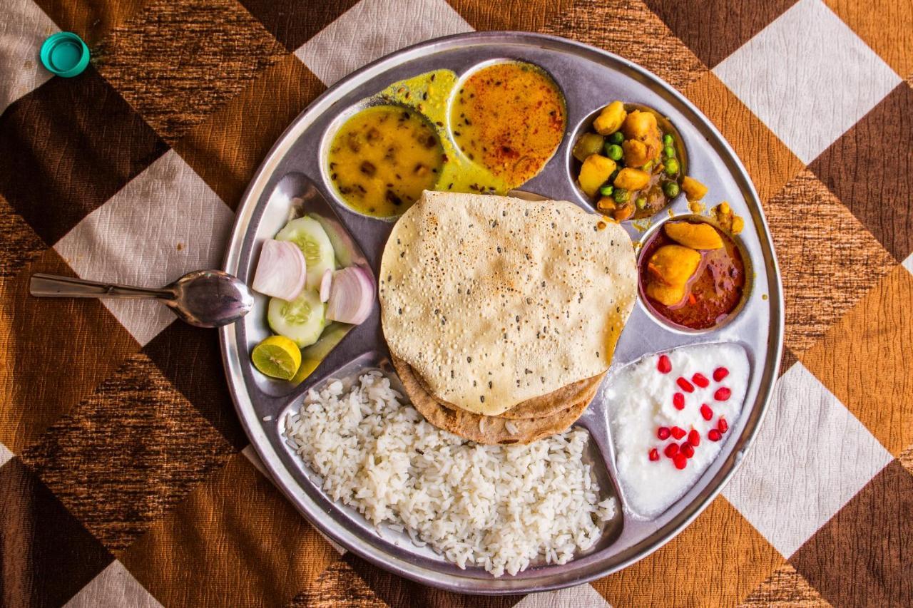 Oyo 23296 Hotel Quality Time Udaipur Bagian luar foto